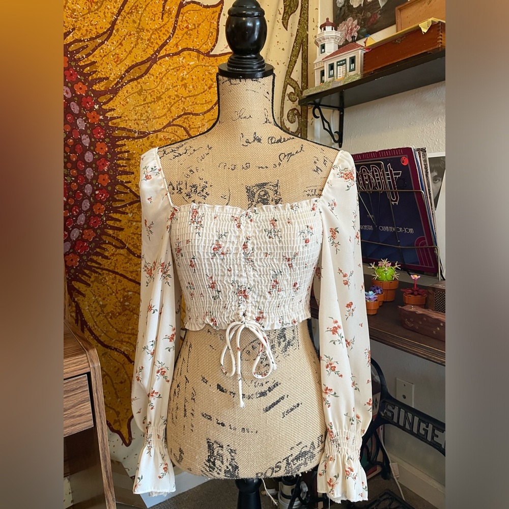 ✨ Windsor Cream with Flowers Crop Top ✨